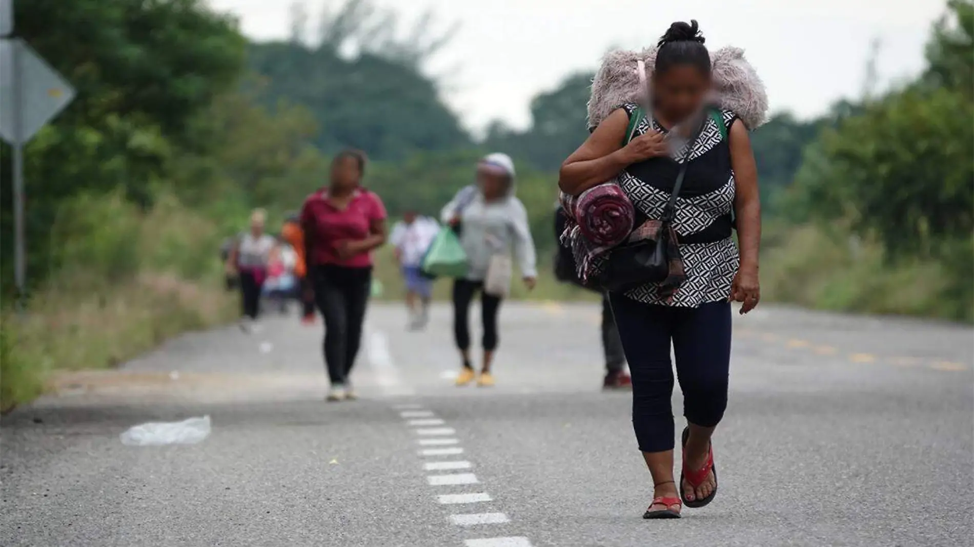 Migrantes abandonados en carretera antigua de Nanchital